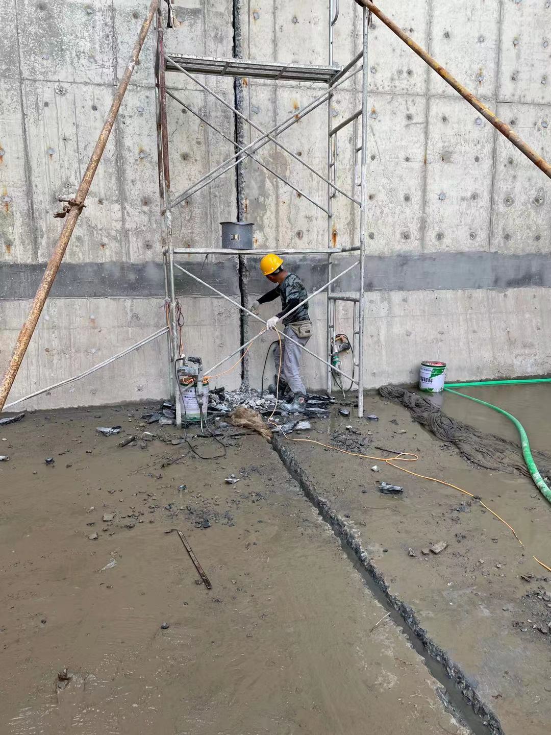 水池防渗堵漏施工常见渗漏原因与基础处理技术